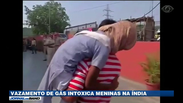 Vazamento de gás intoxica meninas na Índia