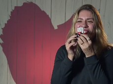 Óguio traz presente para sua pretendente