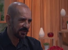 José tenta conquistar Regina, mas fica no vácuo