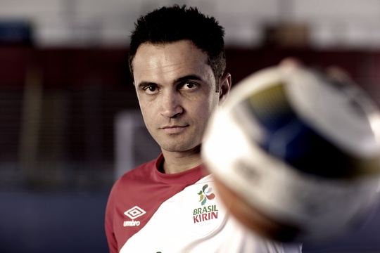 A Gazeta  Maior ídolo do futsal mundial, Falcão vem a Vitória