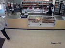 Bandido armado entrega donuts para vítimas dentro de loja