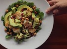 Spot combina abacate, camaro, avel e rom em salada substanciosa