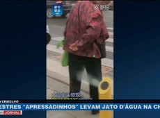 Pedestres apressados levam jato d'água na China