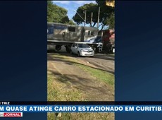 Trem quase atinge carro estacionado em Curitiba
