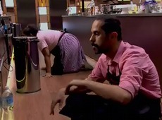 Participantes sentam em frente ao forno e rezam