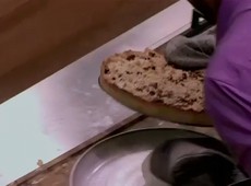 Vinícius quase derruba sua torta no chão