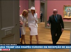 Melania Trump usa chapéu curioso em recepção de Macron