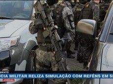 Polícia Militar realiza simulação com reféns em SP