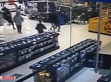 SP: Câmera flagram arrastão em hipermercado