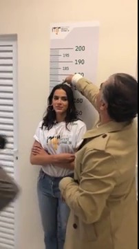 Bruna Marquezine mede a própria altura em visita ao Instituto Neymar Jr ...