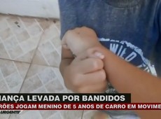 Ladrões jogam menino de 5 anos de carro em movimento