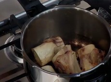 Maria Antonia se perde no tempo e quase queima tutano