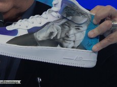 Datena ganha tênis personalizado com sua imagem