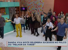 Banda Viva Noite canta o sucesso 'Whisky a Go Go'