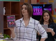 Catia mostra o DVD da Banda Viva Noite
