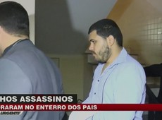 Filhos assassinos choram no enterro dos pais