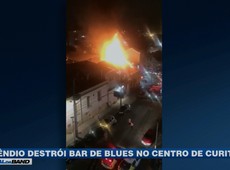 Incêndio destrói bar em Curitiba