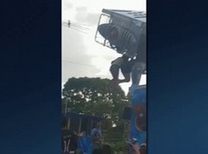 Frequentadores de parque ficam pendurados em brinquedo