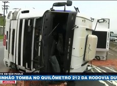 SP: Caminhão tomba na Dutra em Guarulhos
