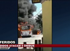 RJ: Bandidos colocam fogo em cinco ônibus
