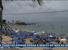 Turistas são resgatados após serem levados por correnteza