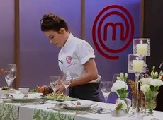 Heaven e Willian servem a mesa do banquete MasterChef