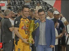 Falcão se despede do futsal com troféu