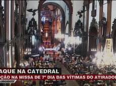 Fiéis acompanham missa em homenagem a mortos em ataque