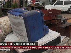 Enxurrada invade casas e provoca prejuízos em Curitiba