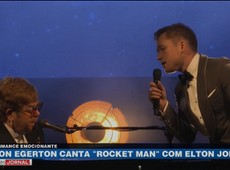 Taron Egerton canta 'Rocket Man' com Elton John