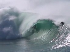 Surfe une moradores do Rio em área marcada pela desigualdade - BBC