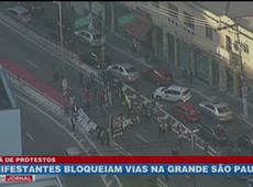 Manifestantes bloqueiam um dos acessos ao Minhocão em SP