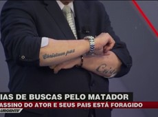 Datena mostra tatuagens no braço durante o programa