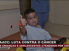 Histórias e brincadeiras dão força para crianças com câncer