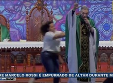 Padre Marcelo Rossi é empurrado de altar durante missa