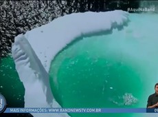 Fotógrafo registra imagem impressionante de lago em iceberg