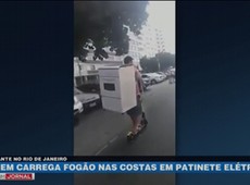 RJ: Homem carrega fogão nas costas em patinete elétrico