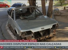 Carros abandonados atrapalham pedestres nas calçadas de SP