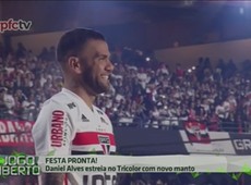 Badalado, Daniel Alves estreia no Tricolor com nova camisa