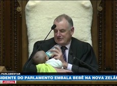 Presidente do parlamento embala bebê na Nova Zelândia