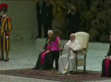 Reação de Papa emociona fieis durante oração no Vaticano