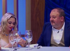 Erick Jacquin presenteia Lorena com broche