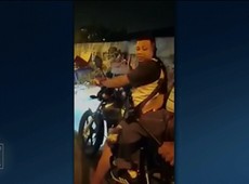 RJ: Policiais abordam dupla com tripé em moto
