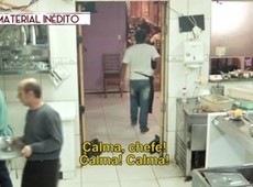 Raj se atrapalha ao entregar sobremesas aos clientes