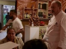 Cliente encontra cabelo no meio da comida