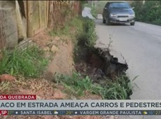 Buraco em estrada ameaça carros e pedestres em Parelheiros