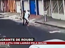 Mulher é derrubada por criminosos após reagir a assalto