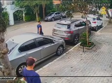 Bandidos armados assaltam família em frente ao prédio