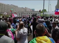 Chile tem greve geral com protestos e barricadas
