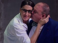 Jacquin presenteia Paola com broche e chef se emociona